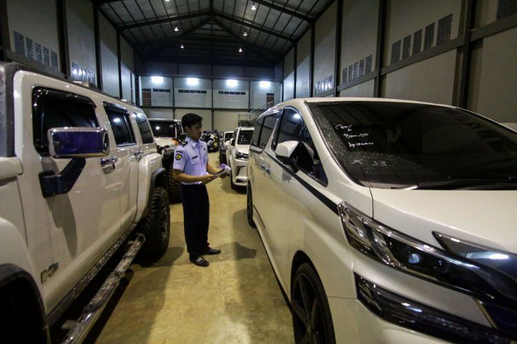 Identitas Warga Miskin Jadi Sasaran Penunggak Pajak Mobil Mewah. Mereka Ditagih Pajak Jutaan Rupiah