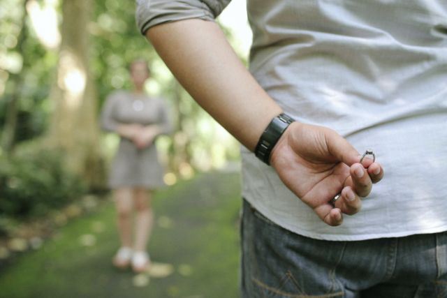 Mawar dan Cokelat Memang Romantis, Tapi Cowok yang udah Serius Akan Memberimu 6 Hal Ini