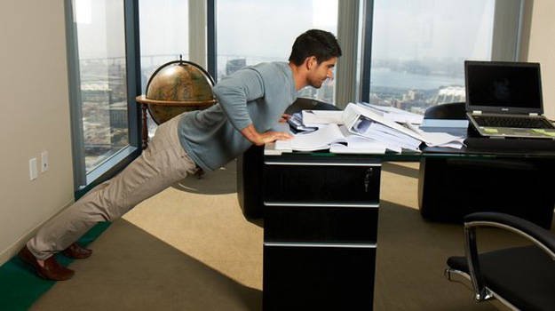 Push up di meja kantor