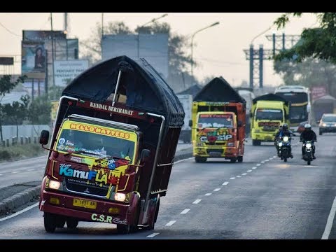 Setelah Om Telolet Om, Ada Lagi Fenomena Truk Goyang. Parahnya Sampai Menabrak Orang