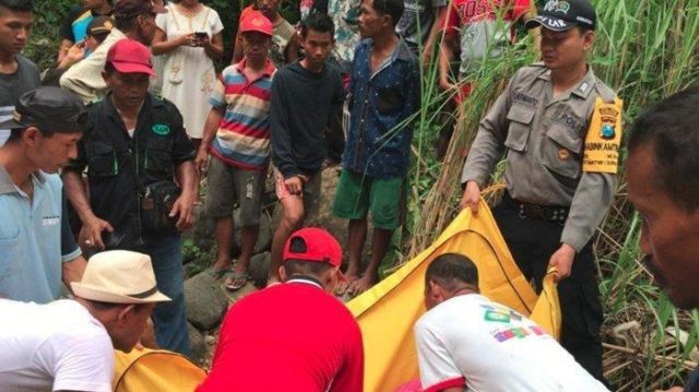 Selfie Berakhir Petaka. Ingin Swafoto Keluarga, Ayah dan Dua Anaknya Tewas Tercebur ke dalam Sungai