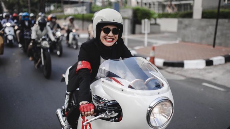 Nggak Takut Panas dan Kerennya Paripurna, Begini Momen “Umi” Dian Ayu Saat Naik Motor Gede!