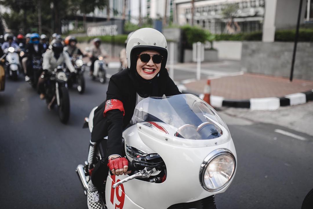 Nggak Takut Panas dan Kerennya Paripurna, Begini Momen “Umi” Dian Ayu Saat Naik Motor Gede!