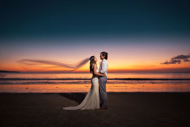 Siap-siap Baper, 14 Ide Foto Pre-Wedding di Pantai Kala Senja Menyapa Ini Cantik dan Bikin Deg-deg Ser