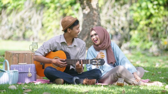 8 Properti ini Bisa Bikin Sesi Foto Prewedding Lebih Luwes. Nggak Biasa Berpose Pun Jadi Kelihatan Pantes