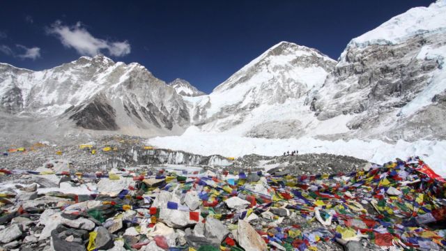 8 Potret Miris Gunung Everest yang Dipenuhi Sampah. Saking Parahnya, Salah Satu Base Camp Ditutup