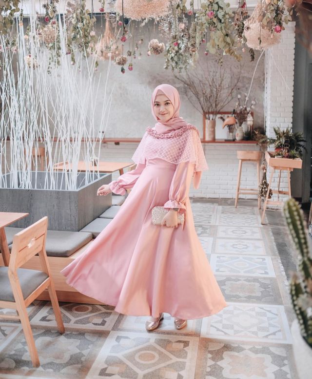 8 Pose Ala Selebgram ini Bisa Ditiru Biar Foto OOTD Nggak Lagi Kaku. Yuk Praktik Sama Fotografermu!