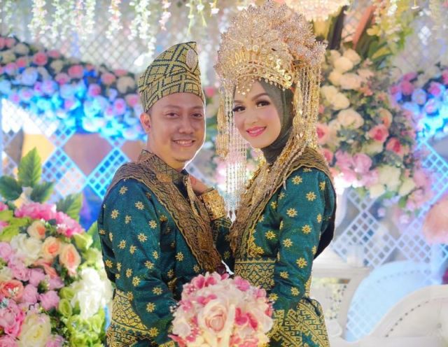 10 Potret Memukau Pengantin dari Pulau Sumatera. Pandangan Tak Bisa Beralih dari Indahnya Mahkota Mereka!