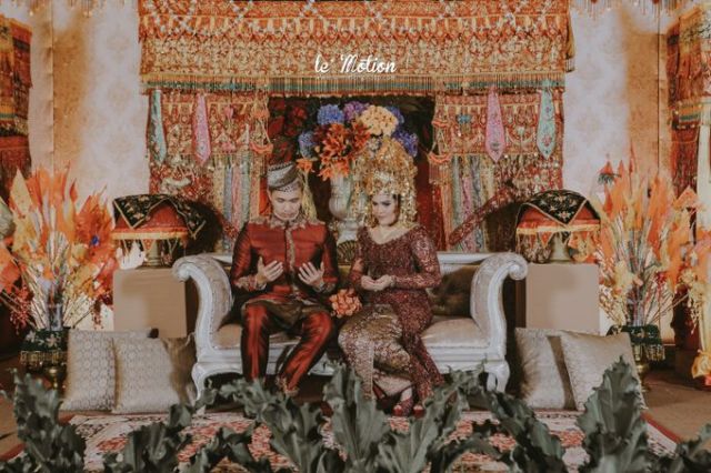 10 Potret Memukau Pengantin dari Pulau Sumatera. Pandangan Tak Bisa Beralih dari Indahnya Mahkota Mereka!