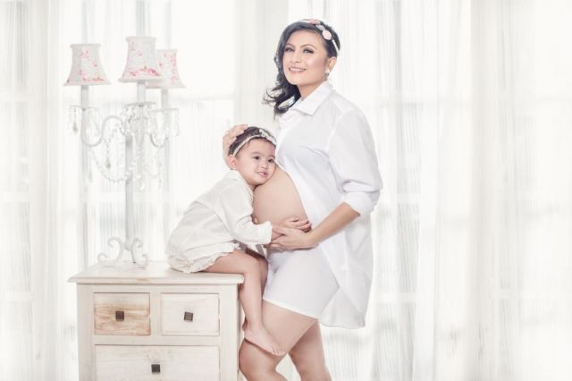 10 Ide Maternity Photo Selebritas Bersama Anak Pertama. Malah Ngajak sang Kakak Ikut Sayang Adik, Kan?