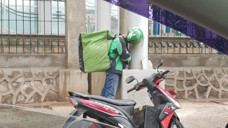 Viral Video Supir Ojol Tidur Berdiri, Begini Kesulitan Mereka Saat Bekerja. Saling Pengertian, Yuk!