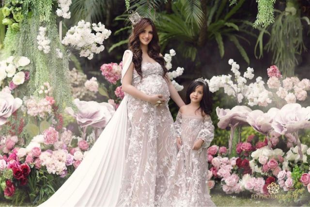 10 Ide Maternity Photo Selebritas Bersama Anak Pertama. Malah Ngajak sang Kakak Ikut Sayang Adik, Kan?