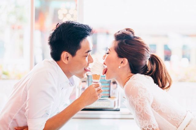 8 Properti ini Bisa Bikin Sesi Foto Prewedding Lebih Luwes. Nggak Biasa Berpose Pun Jadi Kelihatan Pantes