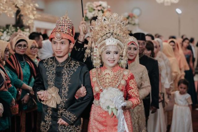 10 Potret Memukau Pengantin dari Pulau Sumatera. Pandangan Tak Bisa Beralih dari Indahnya Mahkota Mereka!