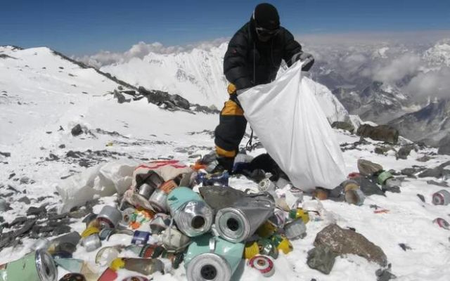 8 Potret Miris Gunung Everest yang Dipenuhi Sampah. Saking Parahnya, Salah Satu Base Camp Ditutup