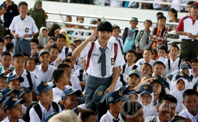 Menebak Karakter Seseorang dari Posisi Duduknya di Kelas. Katanya Makin Belakang Makin Bandel ya?