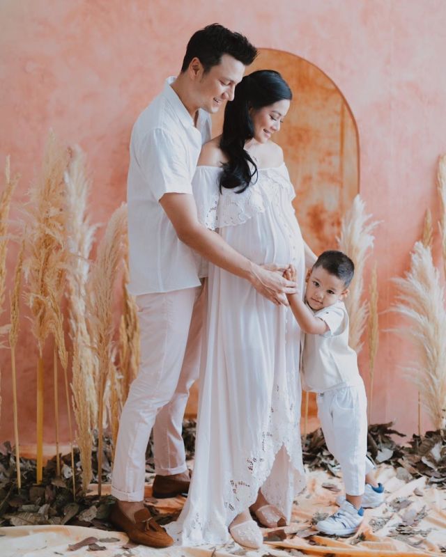 10 Ide Maternity Photo Selebritas Bersama Anak Pertama. Malah Ngajak sang Kakak Ikut Sayang Adik, Kan?