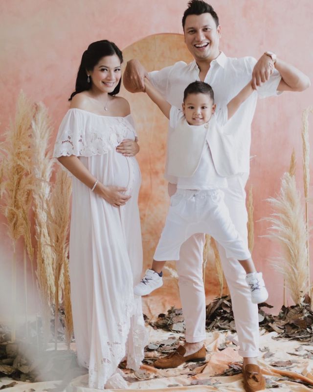 10 Ide Maternity Photo Selebritas Bersama Anak Pertama. Malah Ngajak sang Kakak Ikut Sayang Adik, Kan?