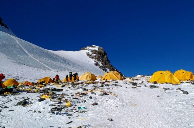 8 Potret Miris Gunung Everest yang Dipenuhi Sampah. Saking Parahnya, Salah Satu Base Camp Ditutup