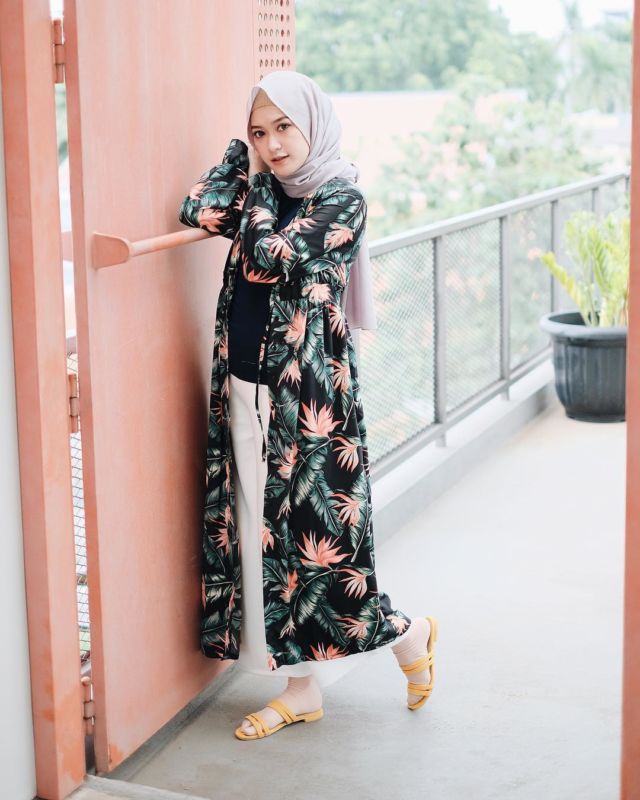 9 Ide Mix n' Match Busana Hijab Serba Bunga. Sempurna Nih, Buat Silaturahmi Sama Keluarga