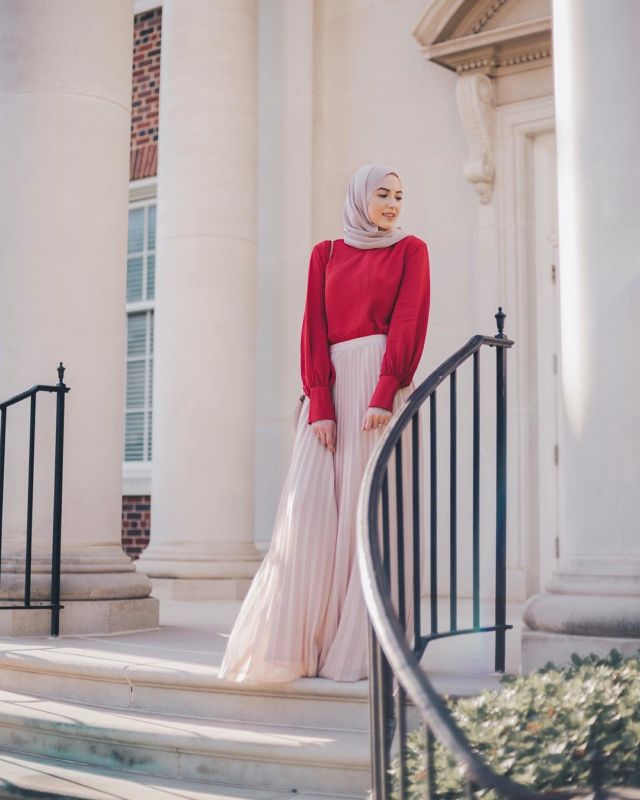 10 Inspirasi Hijab Nuansa Netral Ala Leena Asad, Lifestyle Blogger Palestina-Amerika yang Gayanya Super Elegan