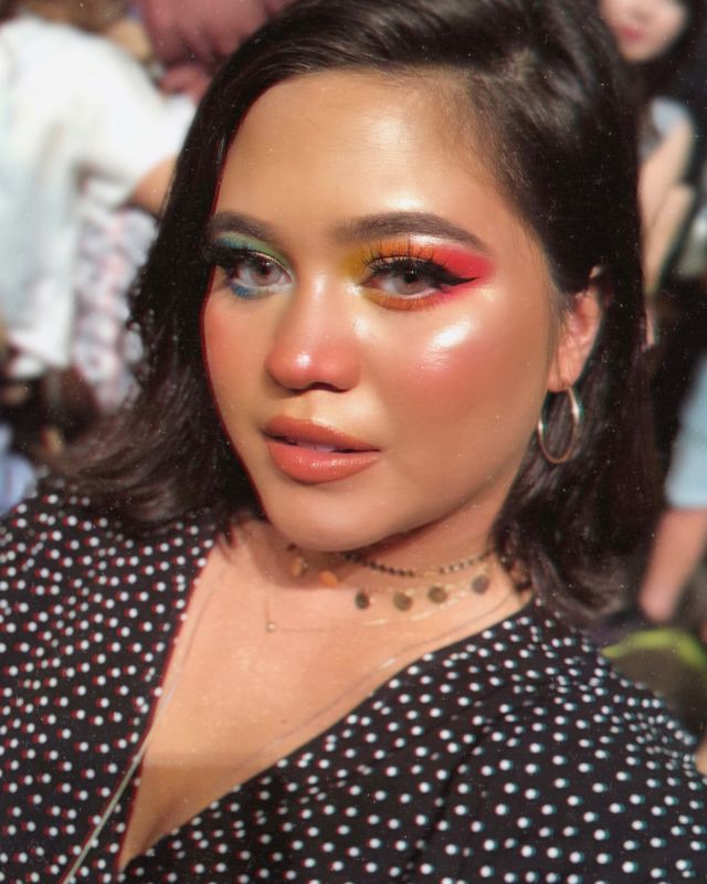 10+ Inspirasi Make-up Kilau 'Pelangi' ala Sarah Ayu. Warna-warni Meriahnya Bikin Silau!