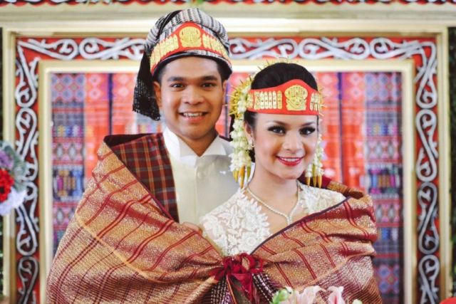 10 Potret Memukau Pengantin dari Pulau Sumatera. Pandangan Tak Bisa Beralih dari Indahnya Mahkota Mereka!