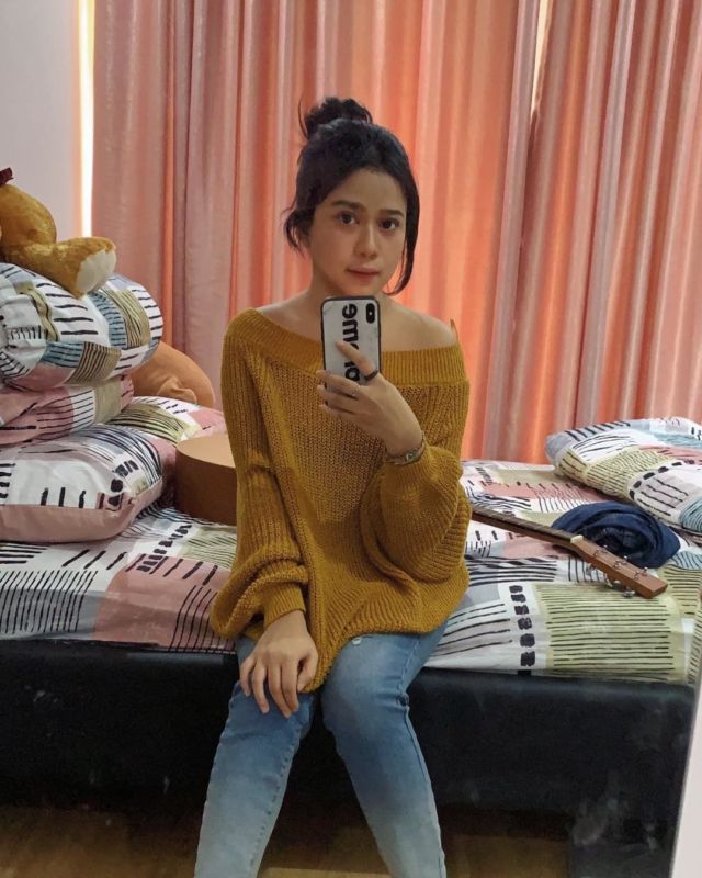 10 Ide Atasan Off Shoulder ala Selebgram yang Kecenya Kebangetan. Bikin Wajah Jadi Lebih Tirus Lo~