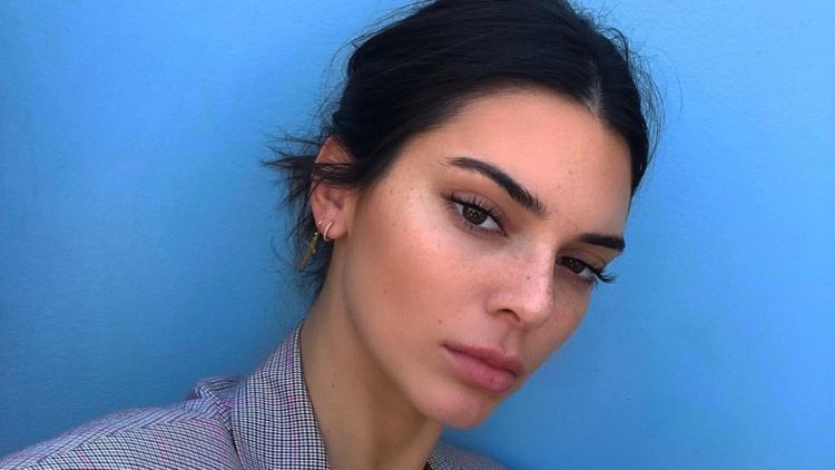 Dikira Beneran Berhijab, Kendall Jenner Banjir Ucapan ‘Istiqomah Ya, Sist…’ dari Warganet Indonesia