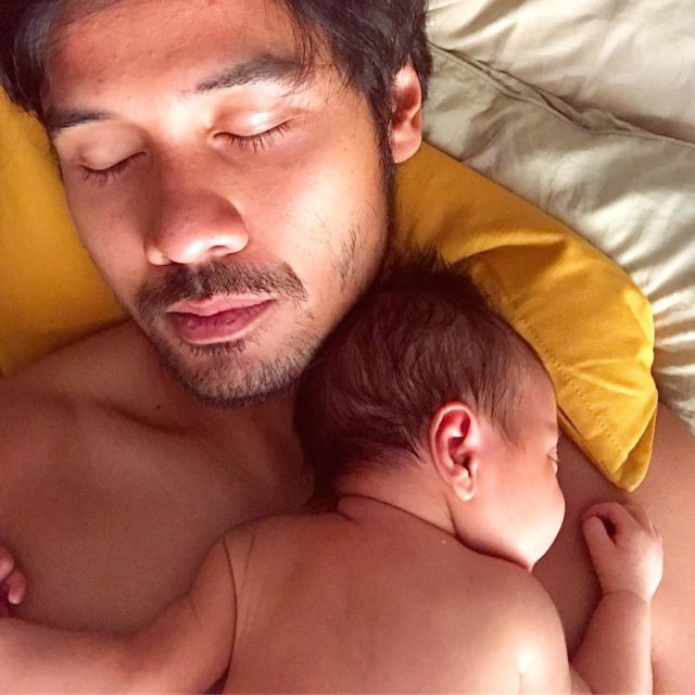 Hamish 'Hot Daddy' Gendong Baby Zalina Bikin Salfok! Ini 10+ Potret Papa Seleb Lain yang Momong Anak Juga!