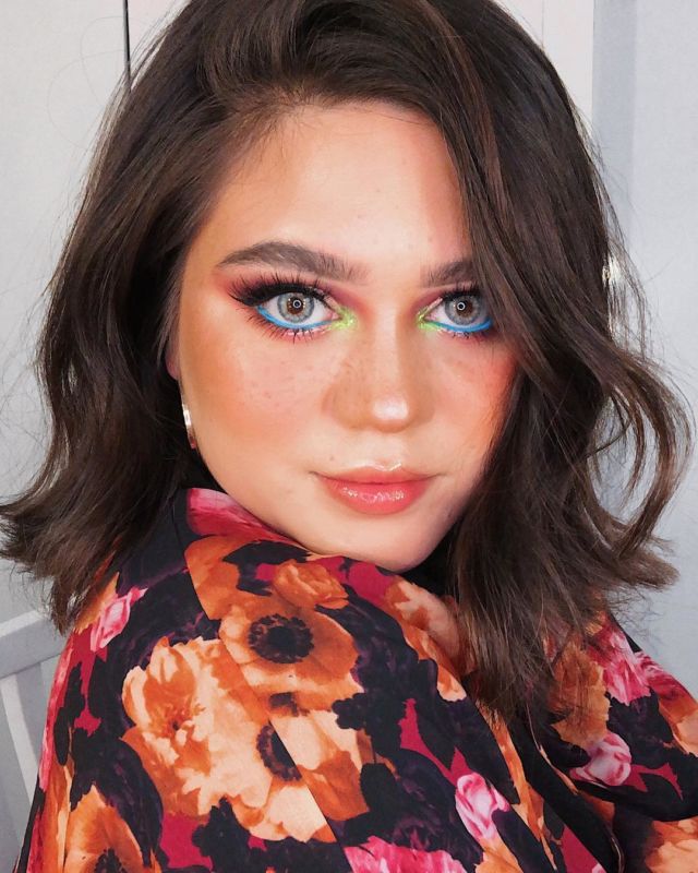 10+ Inspirasi Make-up Kilau 'Pelangi' ala Sarah Ayu. Warna-warni Meriahnya Bikin Silau!