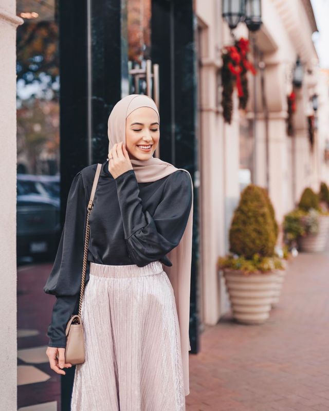 10 Inspirasi Hijab Nuansa Netral Ala Leena Asad, Lifestyle Blogger Palestina-Amerika yang Gayanya Super Elegan