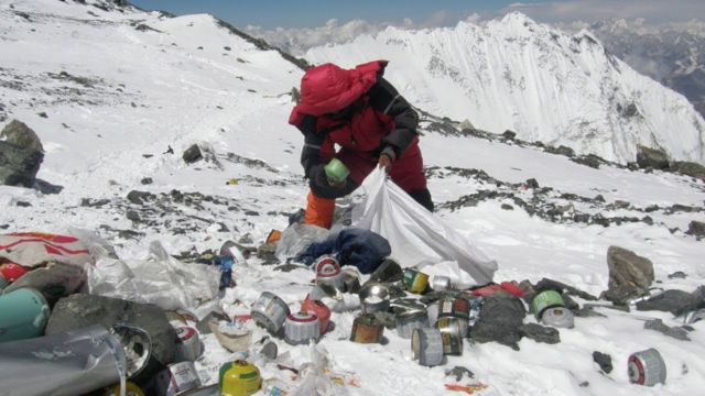 8 Potret Miris Gunung Everest yang Dipenuhi Sampah. Saking Parahnya, Salah Satu Base Camp Ditutup