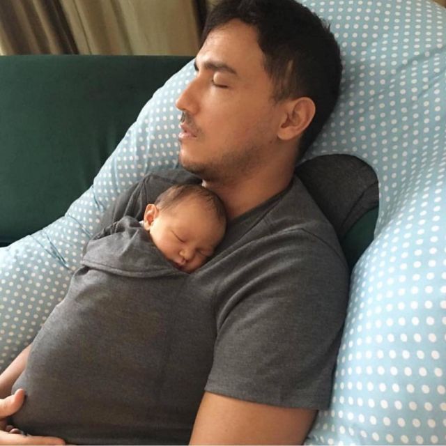 Hamish 'Hot Daddy' Gendong Baby Zalina Bikin Salfok! Ini 10+ Potret Papa Seleb Lain yang Momong Anak Juga!