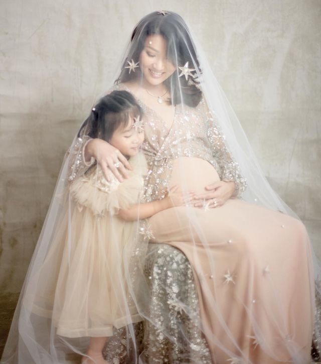 10 Ide Maternity Photo Selebritas Bersama Anak Pertama. Malah Ngajak sang Kakak Ikut Sayang Adik, Kan?