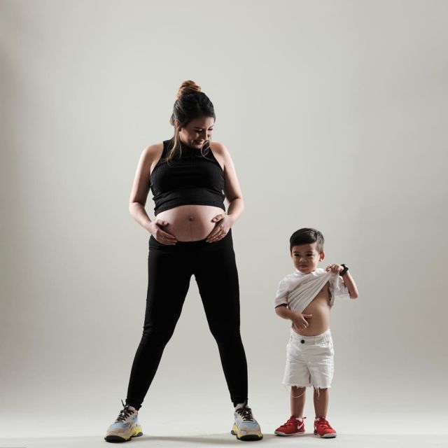 10 Ide Maternity Photo Selebritas Bersama Anak Pertama. Malah Ngajak sang Kakak Ikut Sayang Adik, Kan?