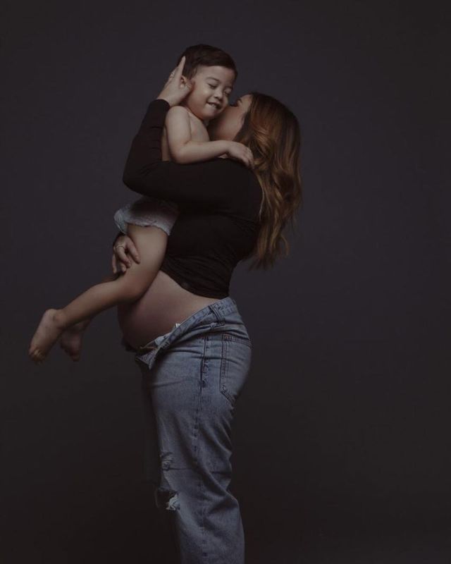 10 Ide Maternity Photo Selebritas Bersama Anak Pertama. Malah Ngajak sang Kakak Ikut Sayang Adik, Kan?