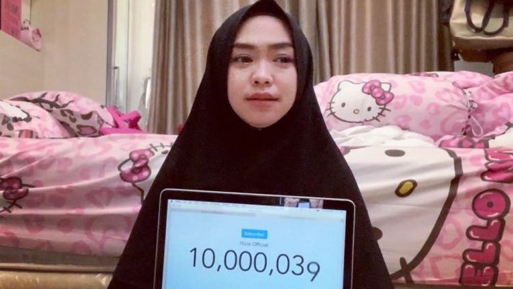 Jadi Vlogger Berhijab Pertama yang Raih 10 Juta Subscribers, Ria Ricis: “Bukti Kalau Perempuan Juga Bisa Memimpin”