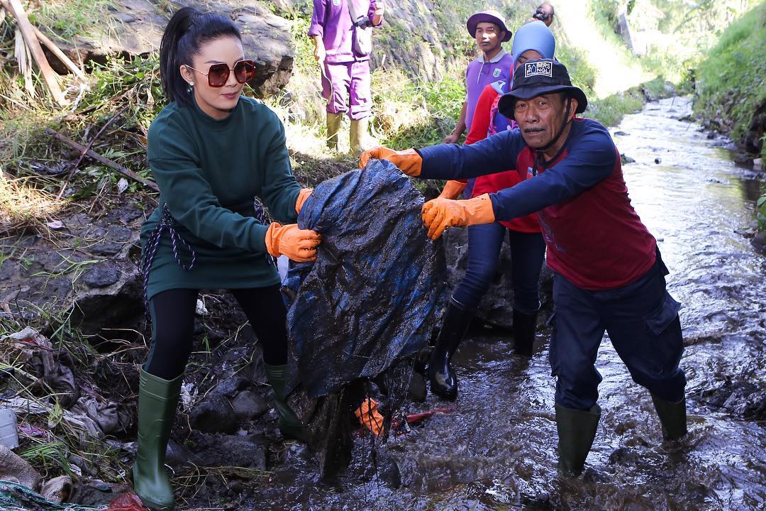 Krisdayanti Turun ke Sungai dengan Tampilan Kece Abis, Niat Baiknya Malah Dicemooh. Miris!