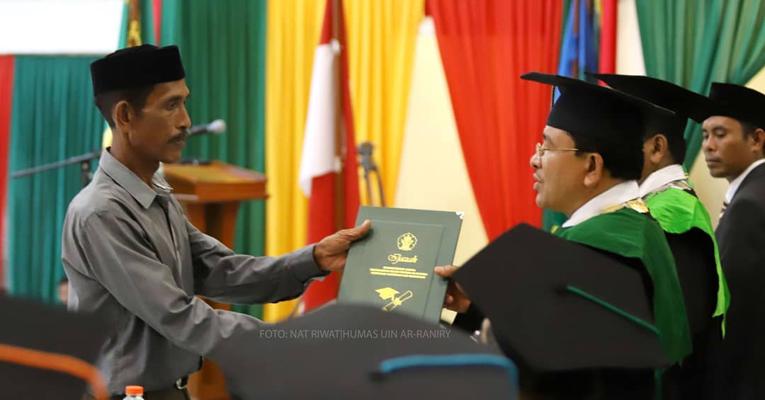 Kisah Viral Seorang Ayah Gantikan Almarhum Anaknya Saat Wisuda. Sedih dan Haru Membaur Jadi Satu