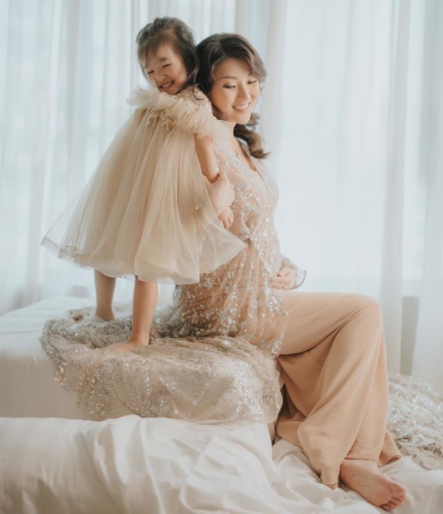 10 Ide Maternity Photo Selebritas Bersama Anak Pertama. Malah Ngajak sang Kakak Ikut Sayang Adik, Kan?