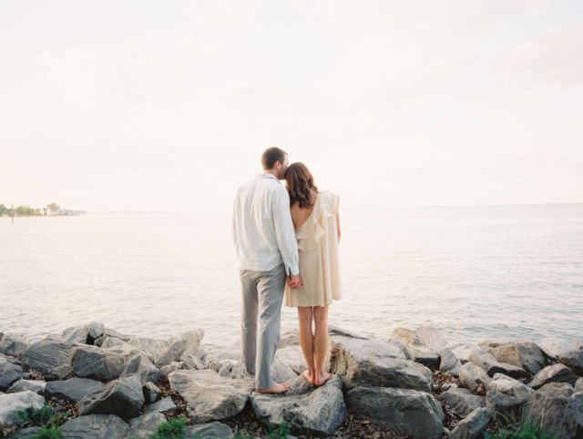 Siap-siap Baper, 14 Ide Foto Pre-Wedding di Pantai Kala Senja Menyapa Ini Cantik dan Bikin Deg-deg Ser