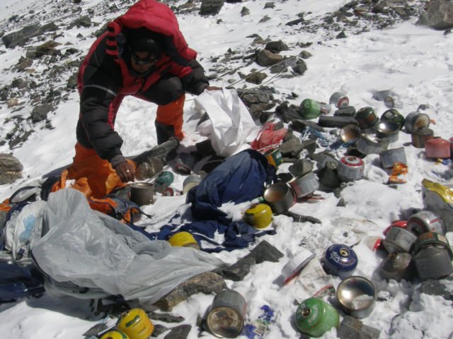 8 Potret Miris Gunung Everest yang Dipenuhi Sampah. Saking Parahnya, Salah Satu Base Camp Ditutup