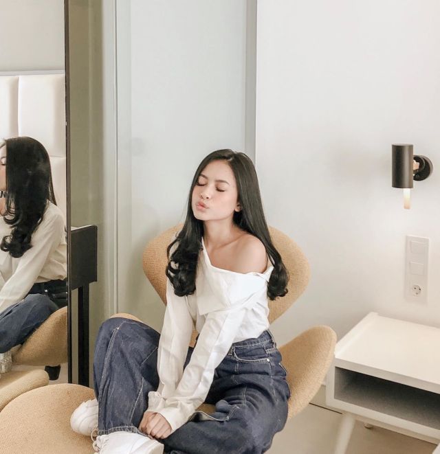 10 Ide Atasan Off Shoulder ala Selebgram yang Kecenya Kebangetan. Bikin Wajah Jadi Lebih Tirus Lo~