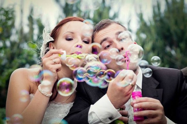 8 Properti ini Bisa Bikin Sesi Foto Prewedding Lebih Luwes. Nggak Biasa Berpose Pun Jadi Kelihatan Pantes