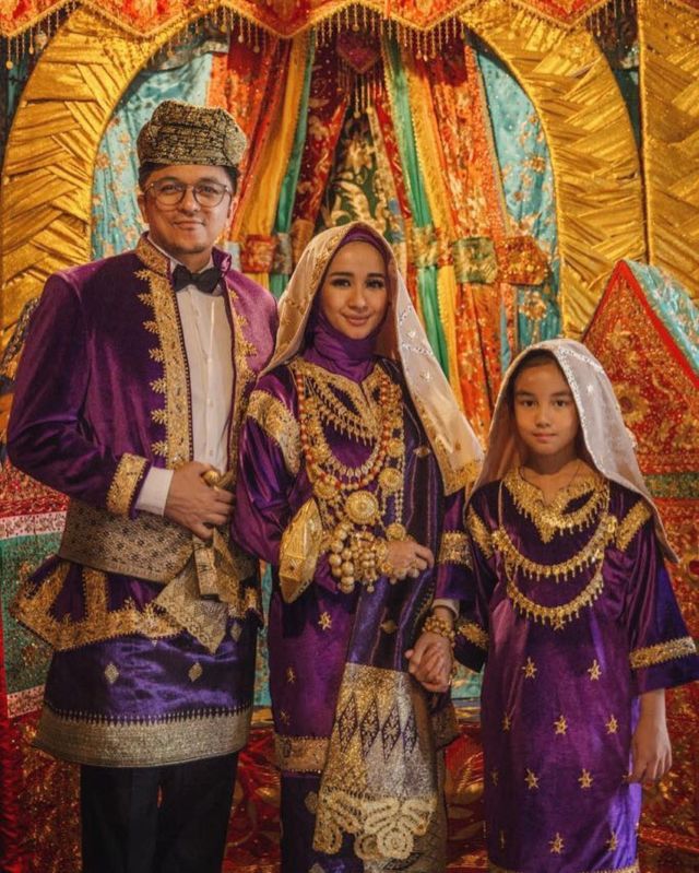 10 Potret Memukau Pengantin dari Pulau Sumatera. Pandangan Tak Bisa Beralih dari Indahnya Mahkota Mereka!