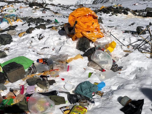 8 Potret Miris Gunung Everest yang Dipenuhi Sampah. Saking Parahnya, Salah Satu Base Camp Ditutup