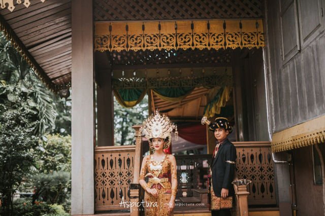 10 Foto Artis Prewedding dengan Riasan Adat Sumatera. Nggak Kalah dari Ammar Zoni dan Irish Bella!