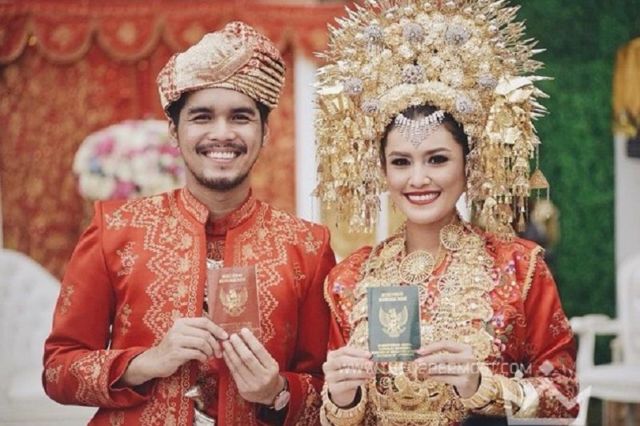 10 Potret Memukau Pengantin dari Pulau Sumatera. Pandangan Tak Bisa Beralih dari Indahnya Mahkota Mereka!