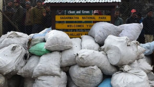 8 Potret Miris Gunung Everest yang Dipenuhi Sampah. Saking Parahnya, Salah Satu Base Camp Ditutup